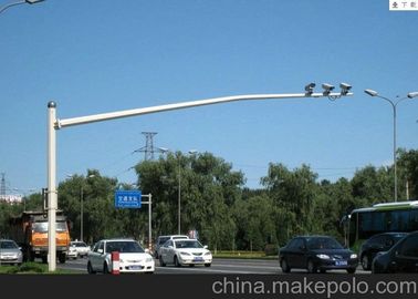 الصين 10m Galvanized Traffic Steel Light Poles With Durable / Single Arm , 600*600*20mm Baseplate المزود