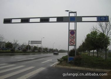الصين Signal Customization Traffic Light Pole Gr65 4m / 6m Galvanized Road Light Poles المزود