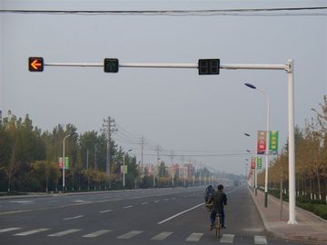 الصين الطريق إشارة المرور القطب ، دربوي المجلفن الصلب القطب 11M ارتفاع عرض 4M المزود