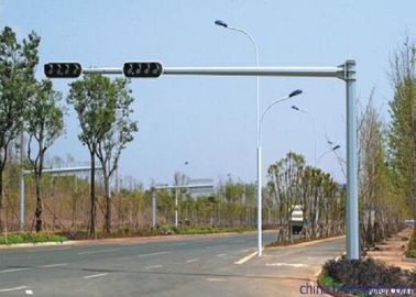 الصين 7M ارتفاع ذراع مزدوج إشارة المرور القطب ، درب الفولاذ المجلفن درب مع الإشارة المزود